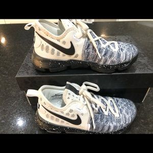 Kevin Durant Unisex Blk & Wht Basketball sneakers